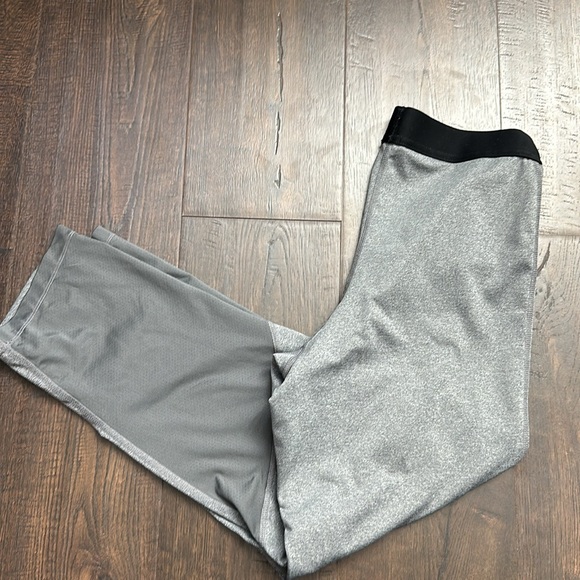 Women’s large Nike pro capri #C45 - Picture 2 of 3